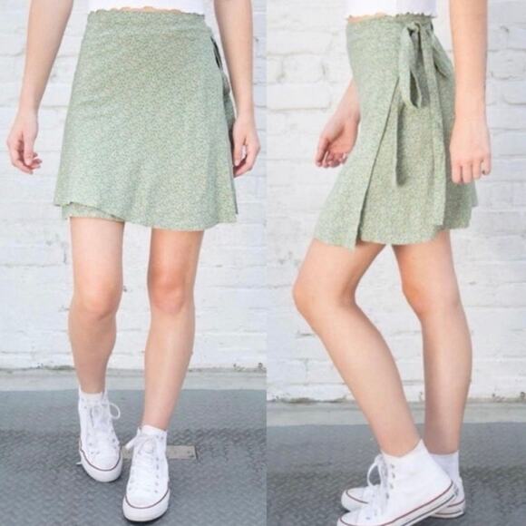Brandy Melville Dresses & Skirts - Brandy Melville Genevieve Wrap Mini Skirt Green Floral 
Size Small Medium